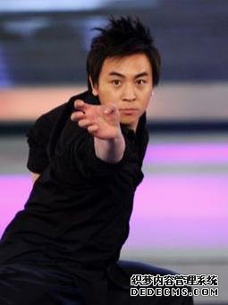 释小龙首演革命历史人物 “娃娃脸”化妆要扮老