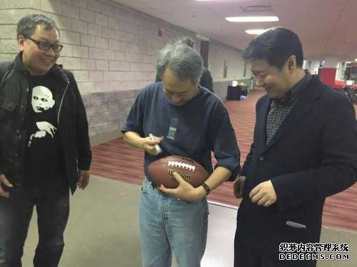 李安在橄榄球上签名